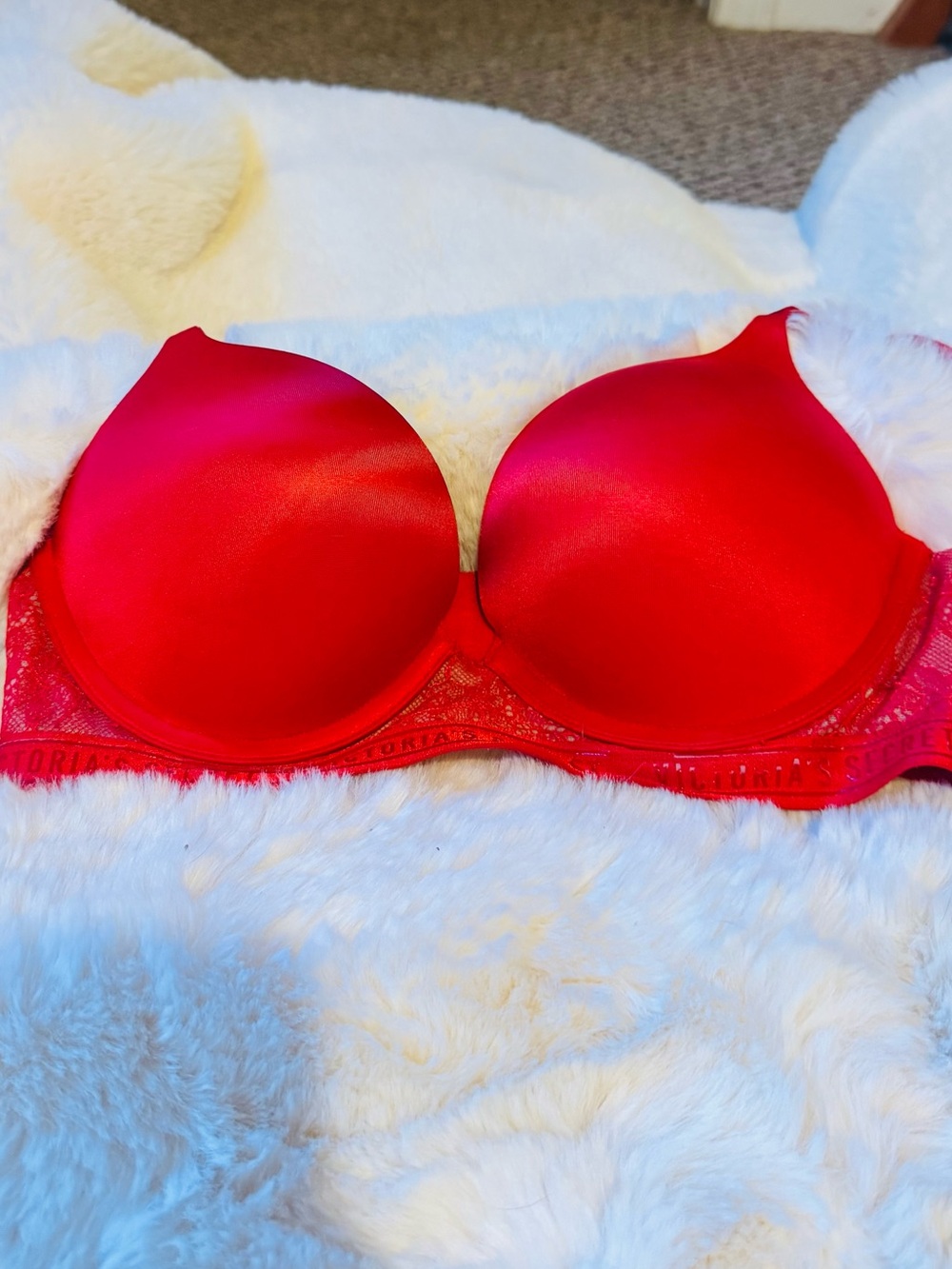 Victoria’s Secret bombshell push up bra